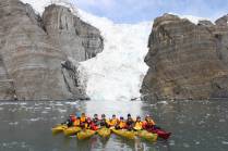 Nosso grupo reunido posa para fotos na cinematográfica baía de Gold Harbour, na Geórgia do Sul